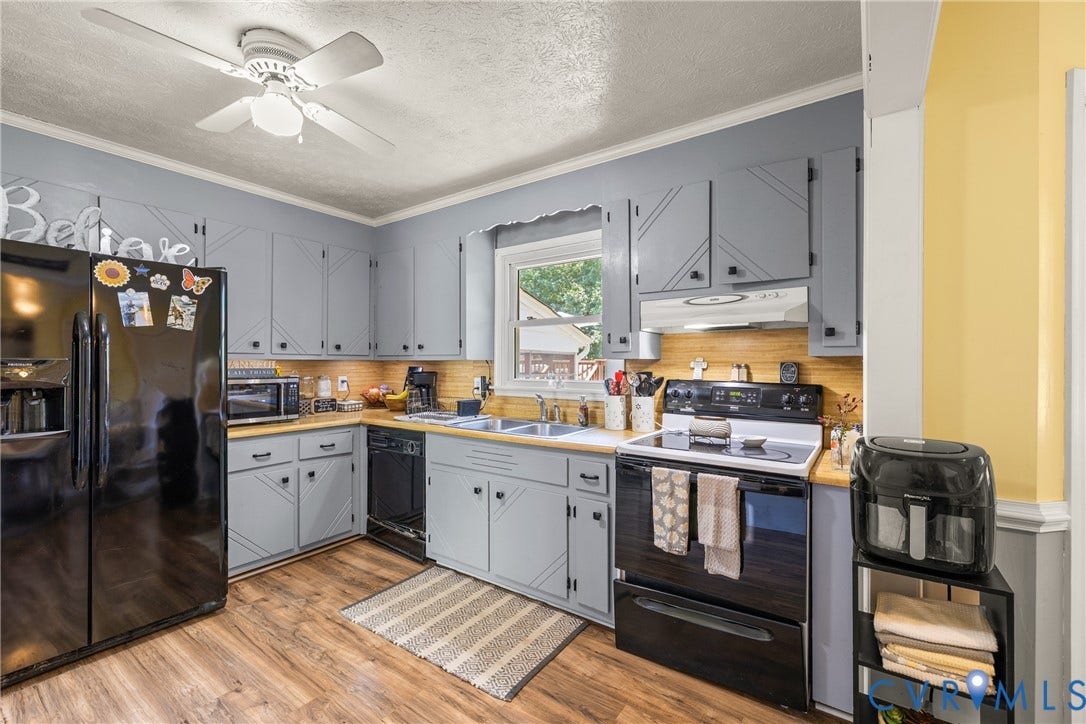 U-shaped kitchen with wood-finish flooring, gray cabinetry, and a wood-finish backsplash