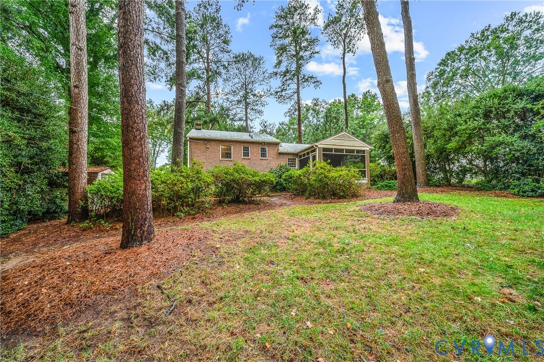 7548 Piney Branch Road, Stratford Hills, Richmond, VA 23225 Expansive lawn area with mature trees and established landscaping