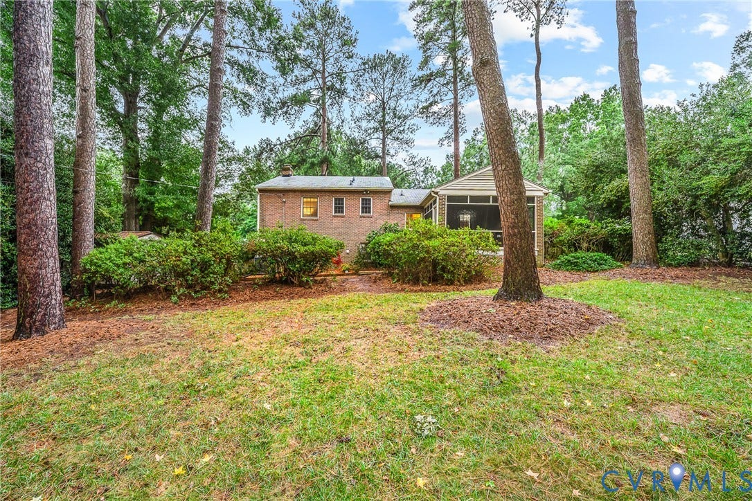 7548 Piney Branch Road, Stratford Hills, Richmond, VA 23225 Expansive rear yard with mature trees, screened-in porch, and brick exterior