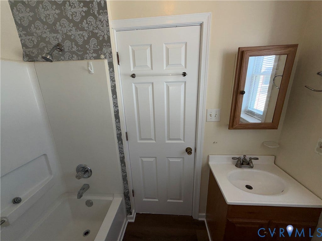 114 S Addison Street, #Upper, Richmond, VA 23220 Jack & Jill bathroom, between both bedrooms