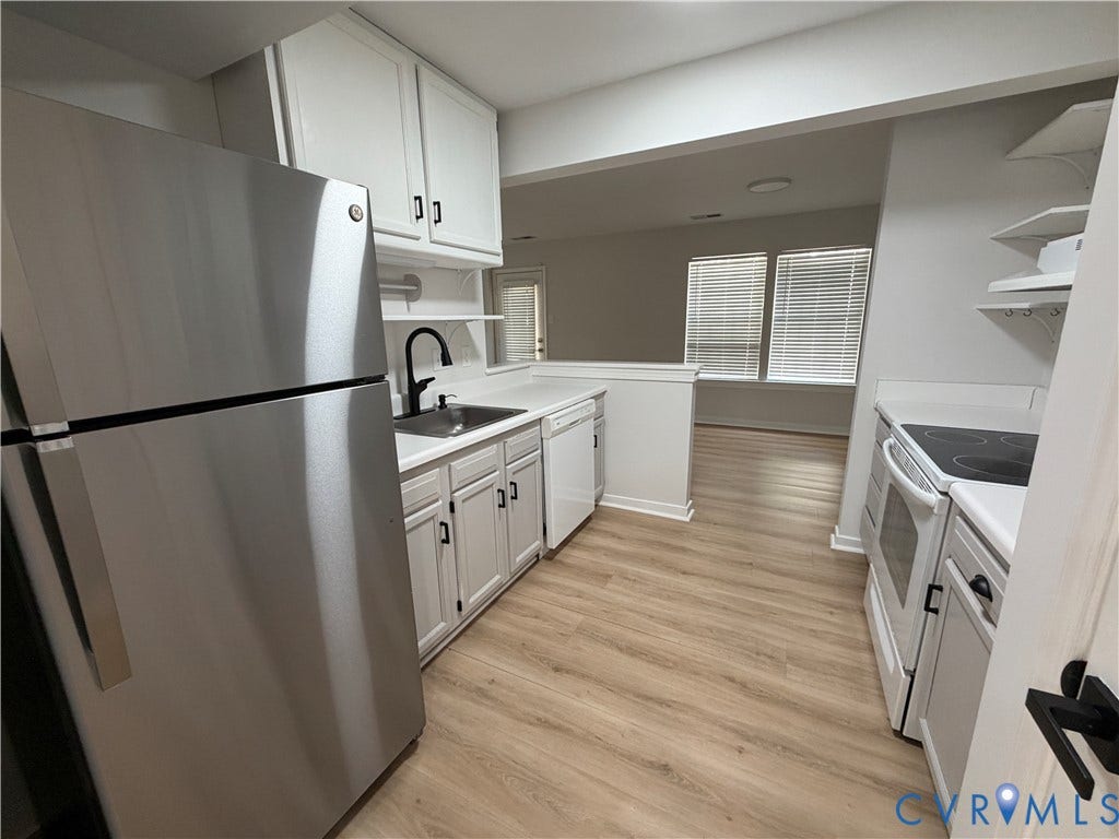 1838 Timberly Waye, Henrico, VA 23238 Bright fully equipped kitchen!