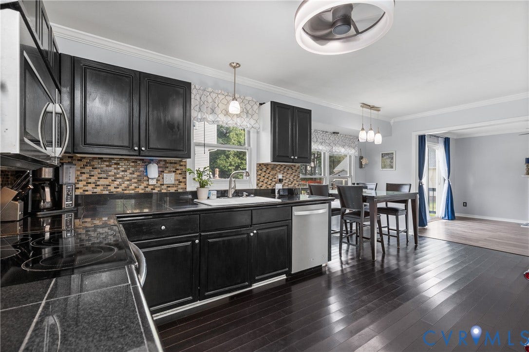 7625 Southford Lane, Chesterfield, VA 23832 Dark wood-finish flooring complements the black cabinetry and integrated appliances