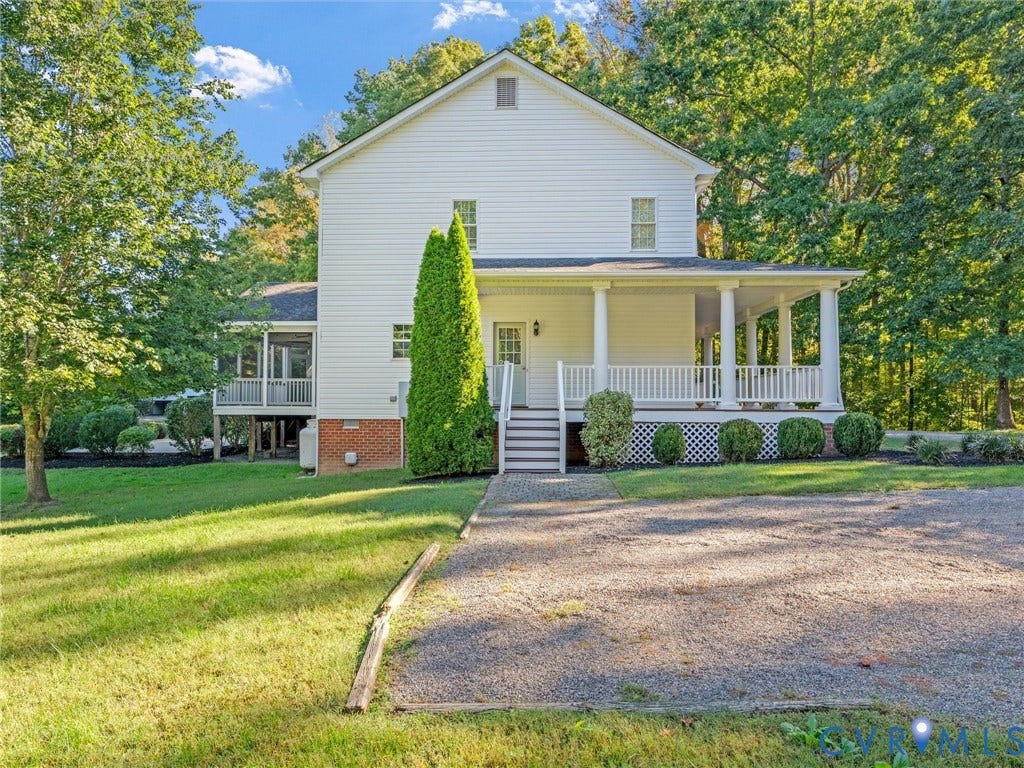 2354 Camelback Road, Maidens, VA 23102 Side entrance into back hall connecting half bath, laundry and to the kitchen