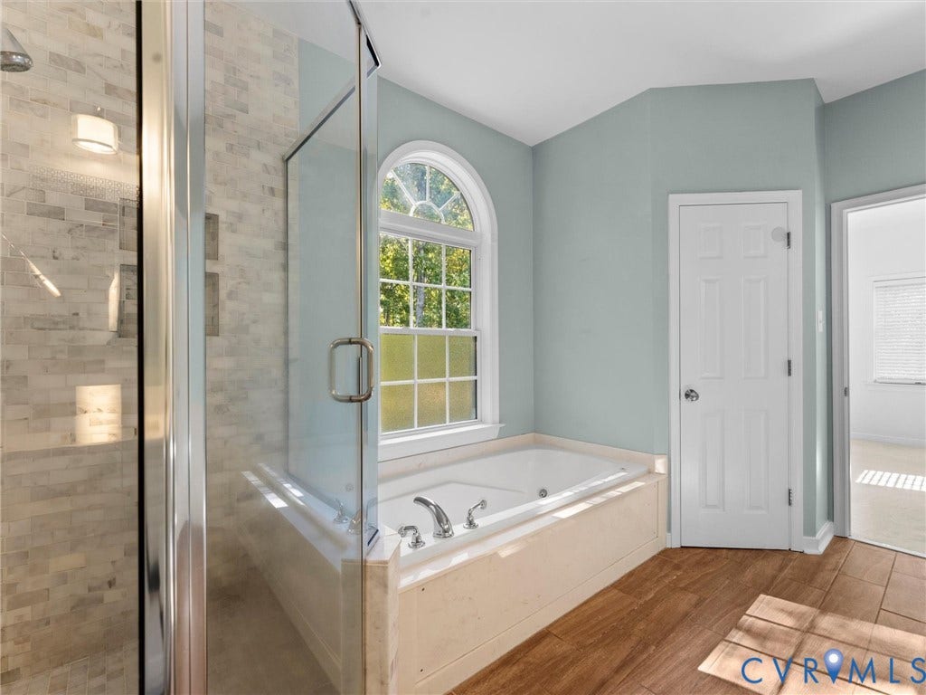 2354 Camelback Road, Maidens, VA 23102 Primary bathroom with palladian window