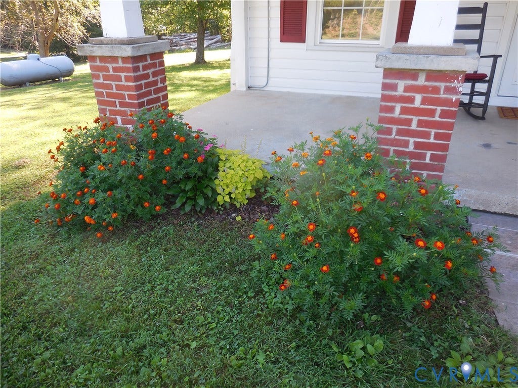 6507 Old Columbia Road, Columbia, Columbia, VA 23038 Red brick column bases and white porch columns