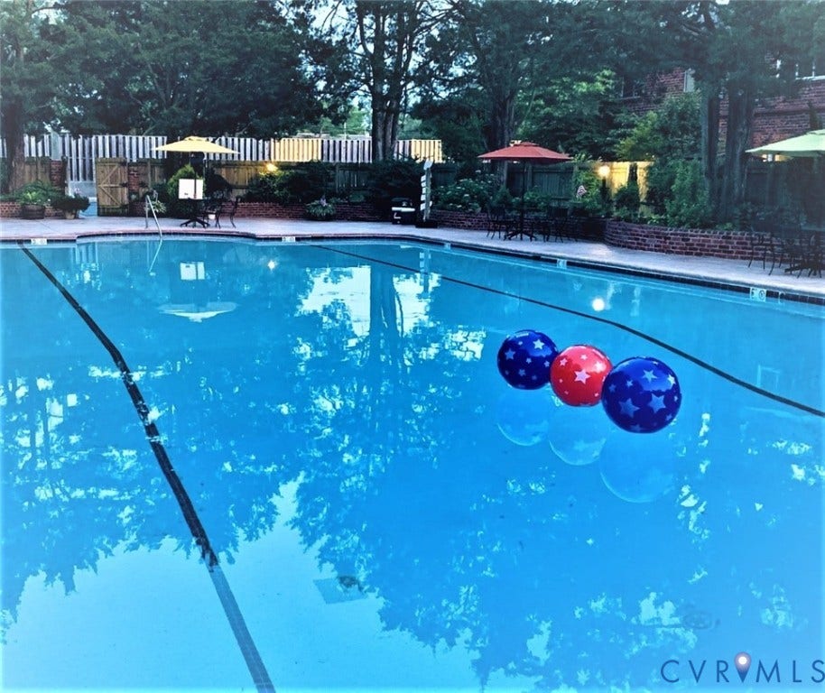 509 N Hamilton Street, #J, Richmond, VA 23221 The legendary Mount Vernon pool membership is included in the very affordable monthly condo fee of $347 which also covers gas cooking, gas heat, gas hot water, trash, recycling, snow removal, water, sewer and professional management. You only pay for electricity & internet. (FIOS or Xfinity)