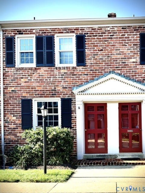 509 N Hamilton Street, #J, Richmond, VA 23221 Welcome to 509 N Hamilton St Unit J (on the left) located in a very convenient Richmond VA location. Featuring living, dining, kitchen, 2 bedrooms, 1.5 baths and private courtyard. Big ticket items already taken care of by present owner in 2022; New gas furnace & central air, new thermal windows, new walk in Jacuzzi shower