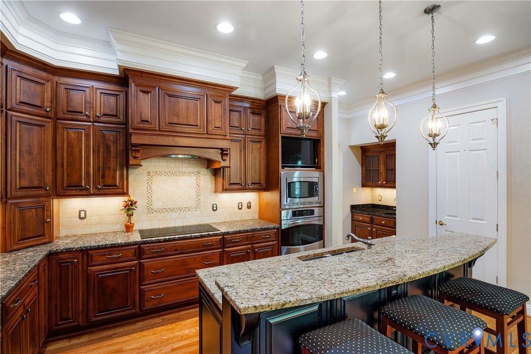 628 Cedar Run Road, Hermitage Country Club Area, Manakin Sabot, VA 23103 Walk in pantry and wet bar