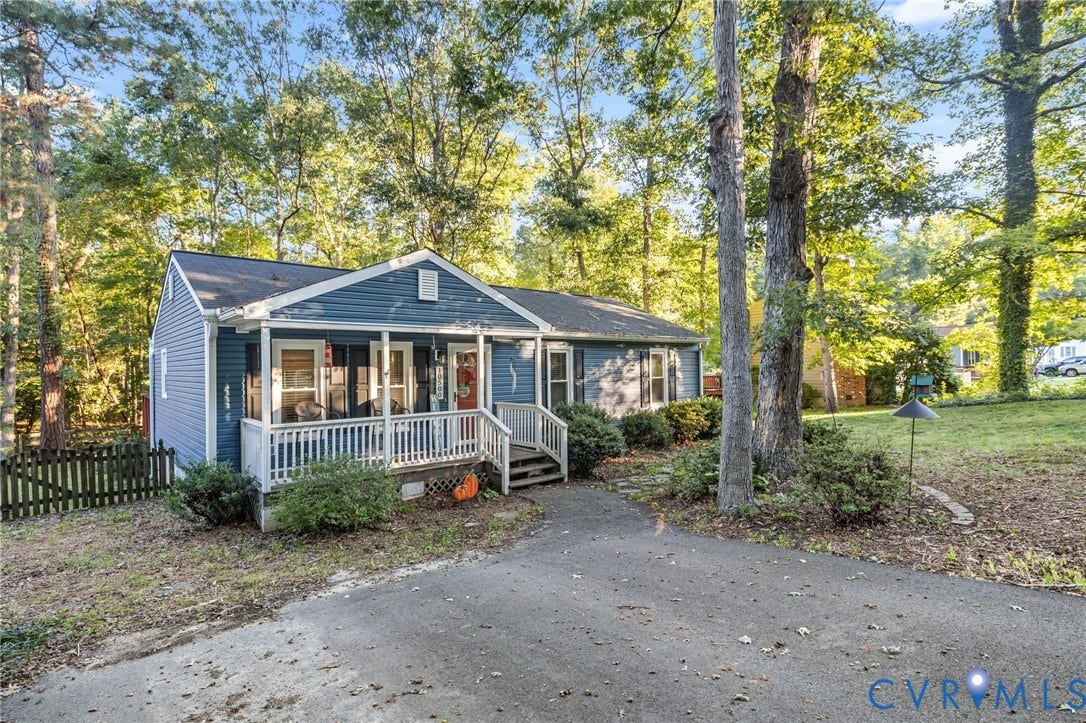 10500 Sarata Lane, Chesterfield, VA 23832 Ranch-style residence featuring blue siding, white trim, and a covered front porch with white railings