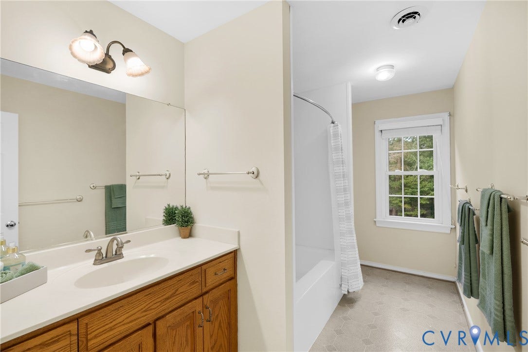 1575 Morewood Drive, Powhatan, VA 23139 2nd Floor | Hall Bathroom