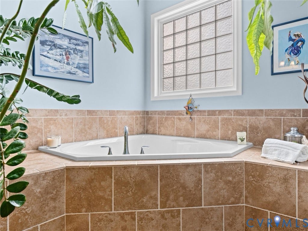 1663 Centerville Parke Lane, The Parke At Centerville, Manakin Sabot, VA 23103 Corner soaking tub with deck-mounted chrome faucet, set into a tiled surround