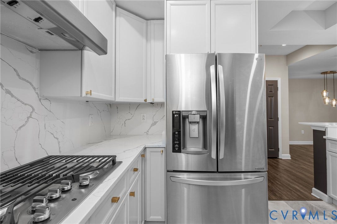 4820 Old Main Street, #301, Henrico, VA 23231 Stainless steel French door refrigerator, gas cooktop, under-cabinet range hood.
