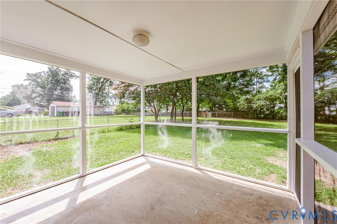 1724 Alaska Drive, Richmond, VA 23224 Screened-in porch with a concrete floor and a ceiling-mounted light fixture