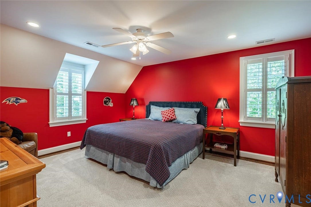 Fun,bright Ensuite Bedroom with 2 closets