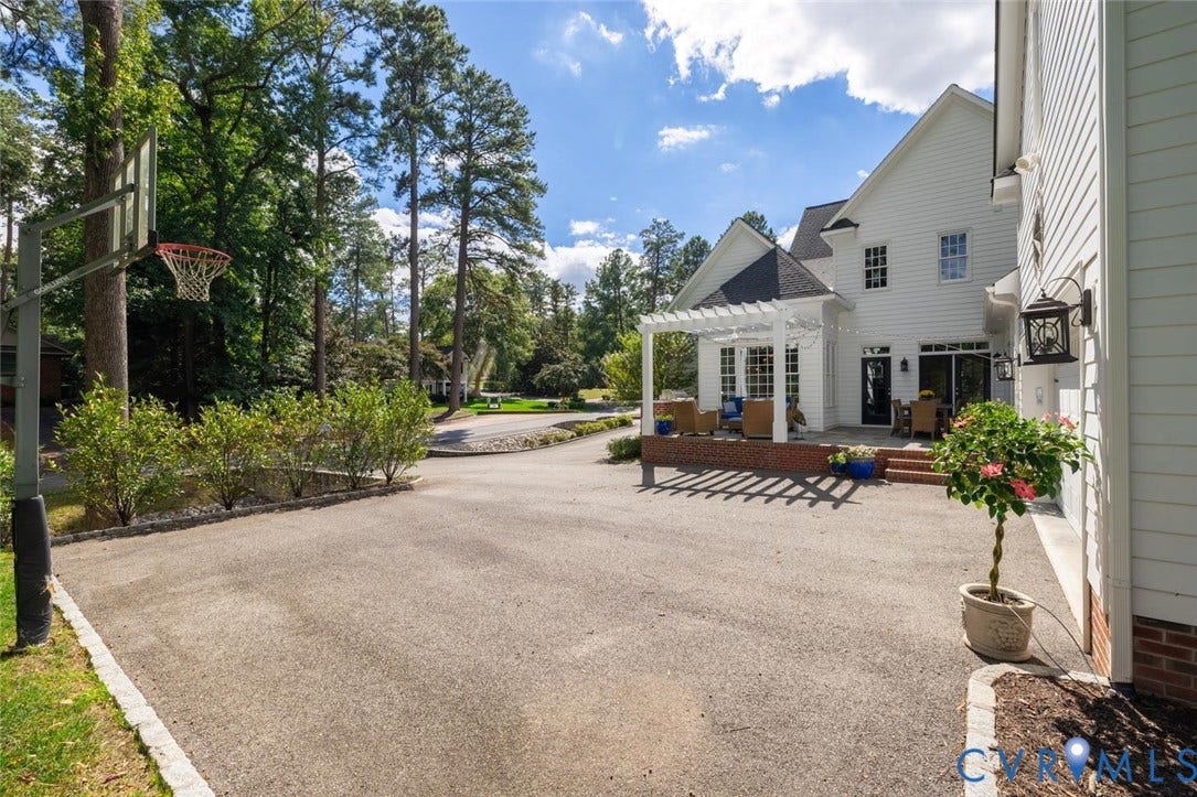 Driveway- perfect for some basketball!