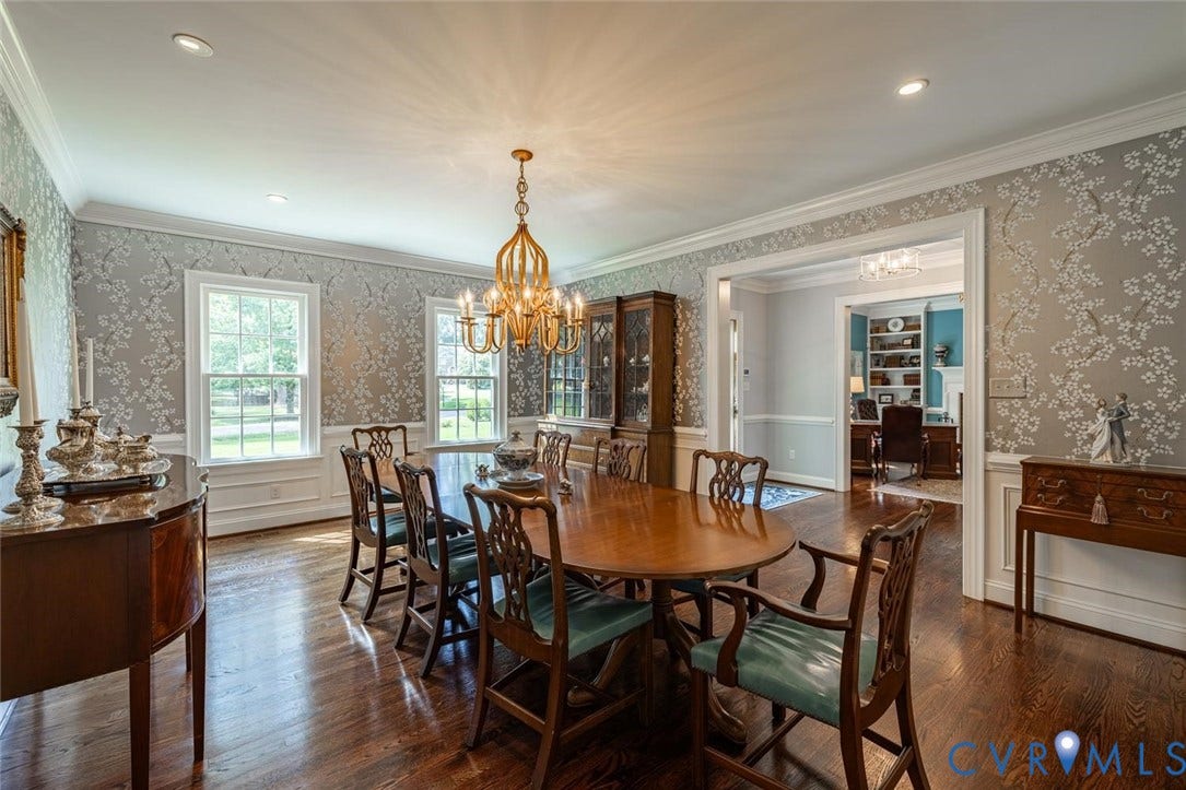 Large Dining Room perfect for entertaining