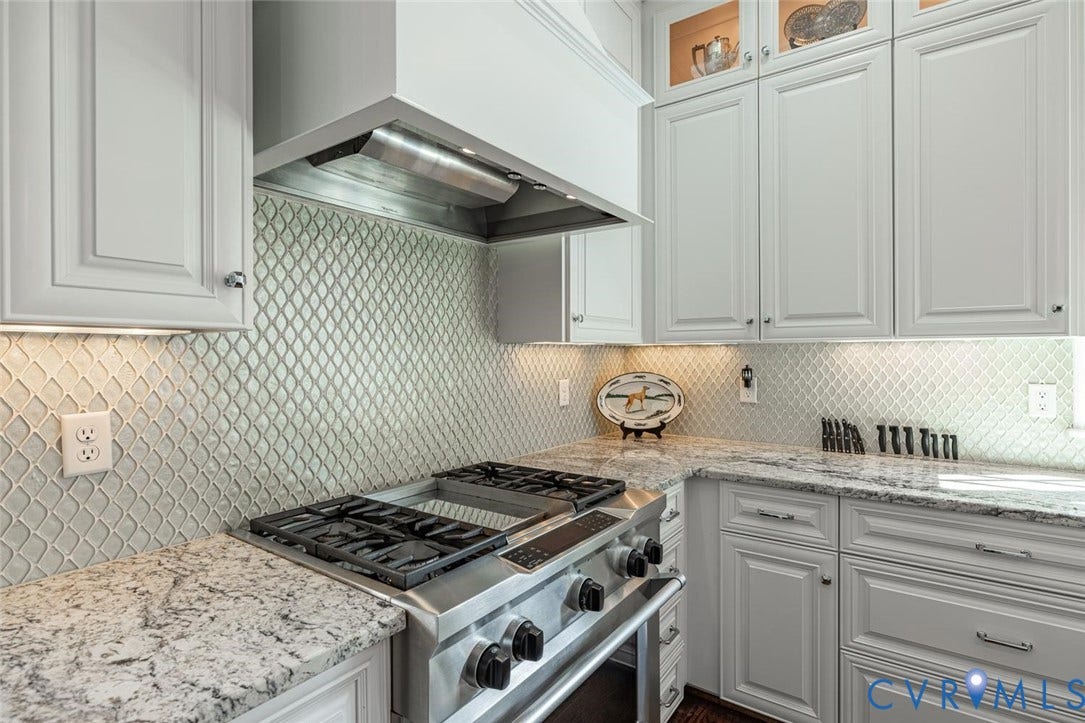 Gas KitchenAid range with griddle and large oven