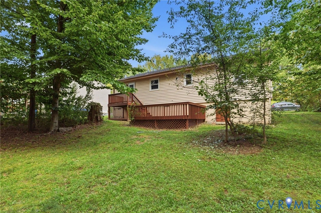 5571 Heatherhill Drive, Whale Rock, North Chesterfield, VA 23234 Expansive green lawn with mature trees and a multi-level wooden deck