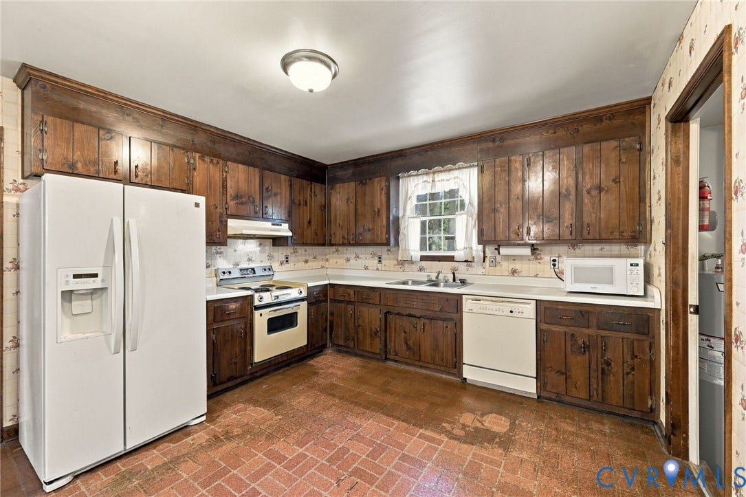 Kitchen - funcional but needs updating.