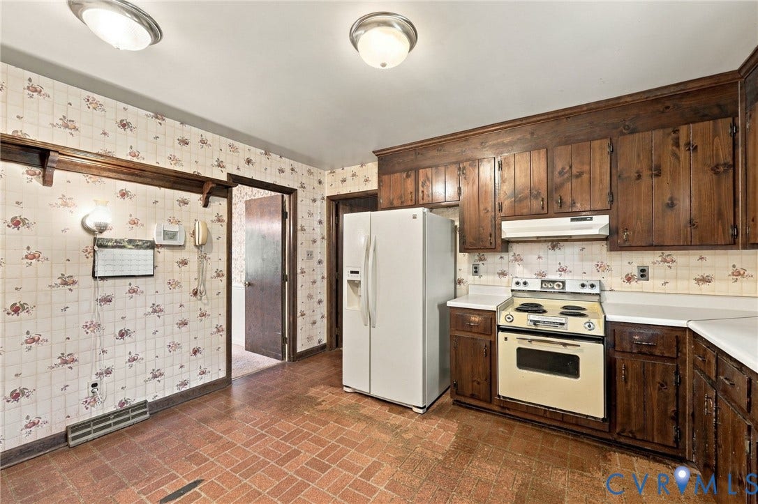 Kitchen has eat in area