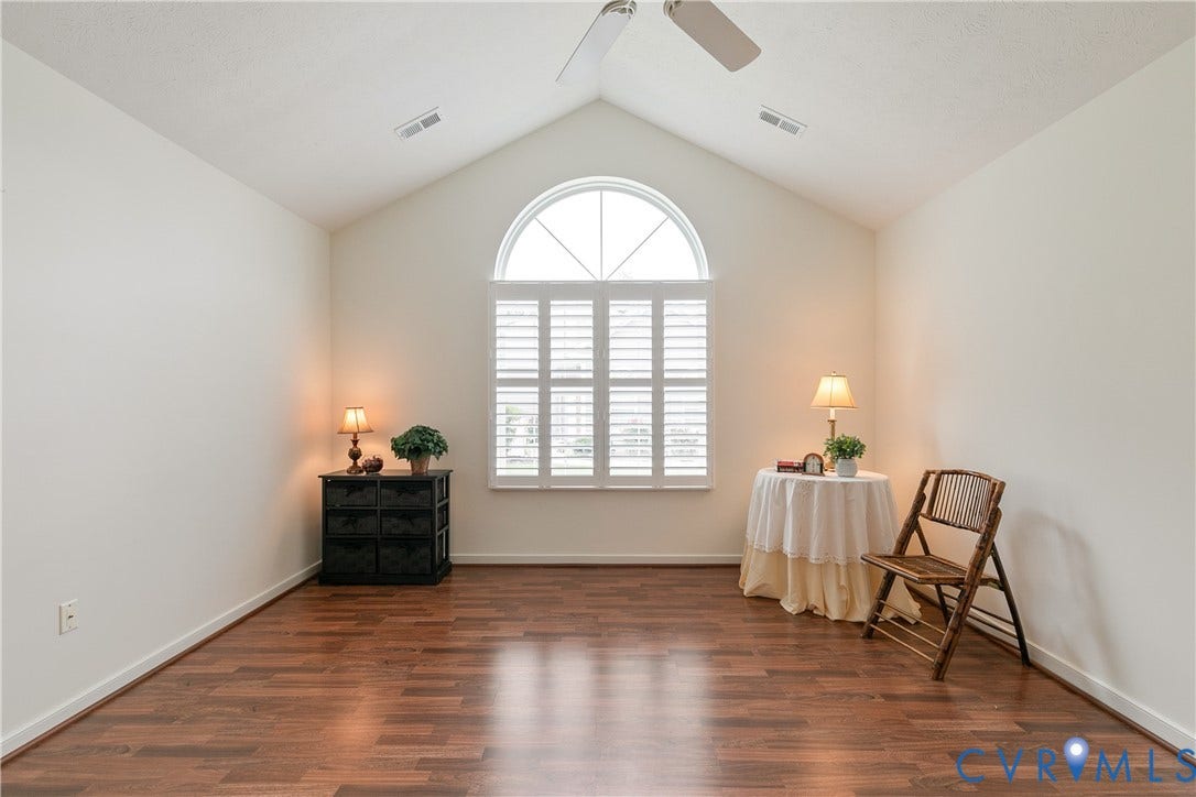 Vaulted ceiling with a ceiling fan