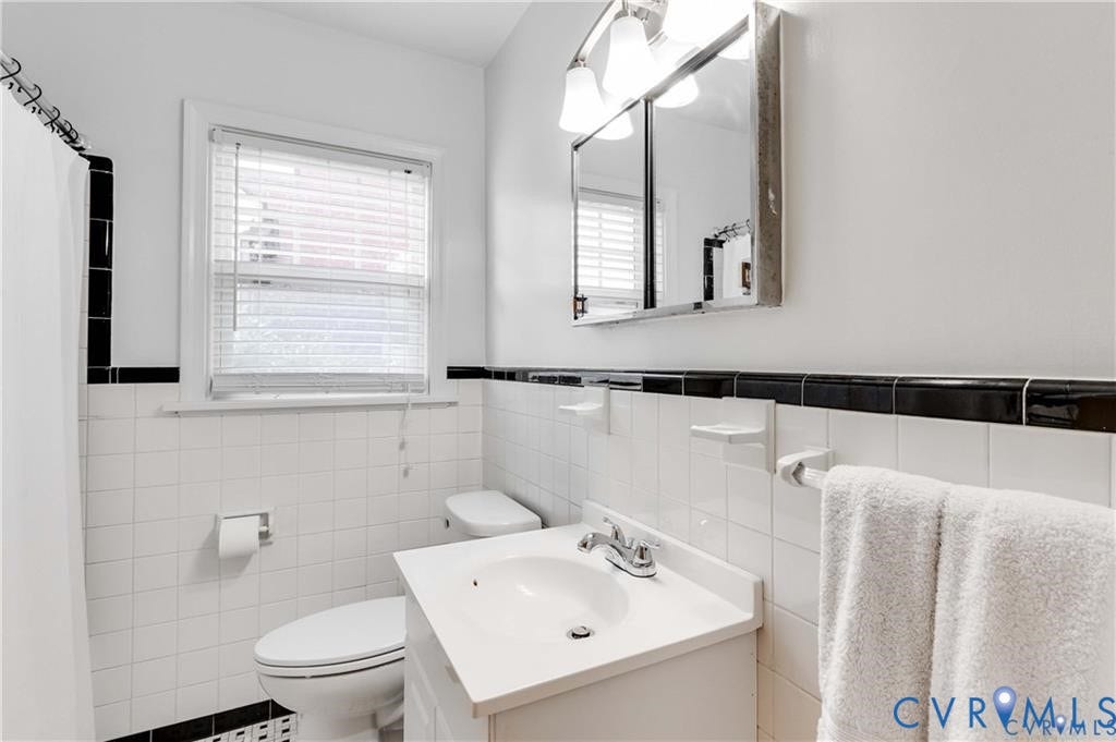 2304 Buckingham Avenue, Henrico, VA 23228 White ceramic tile wainscoting with black trim