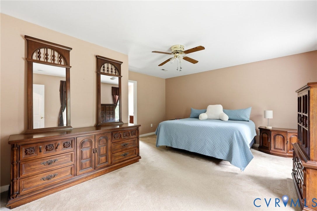 Carpeted room with a ceiling fan