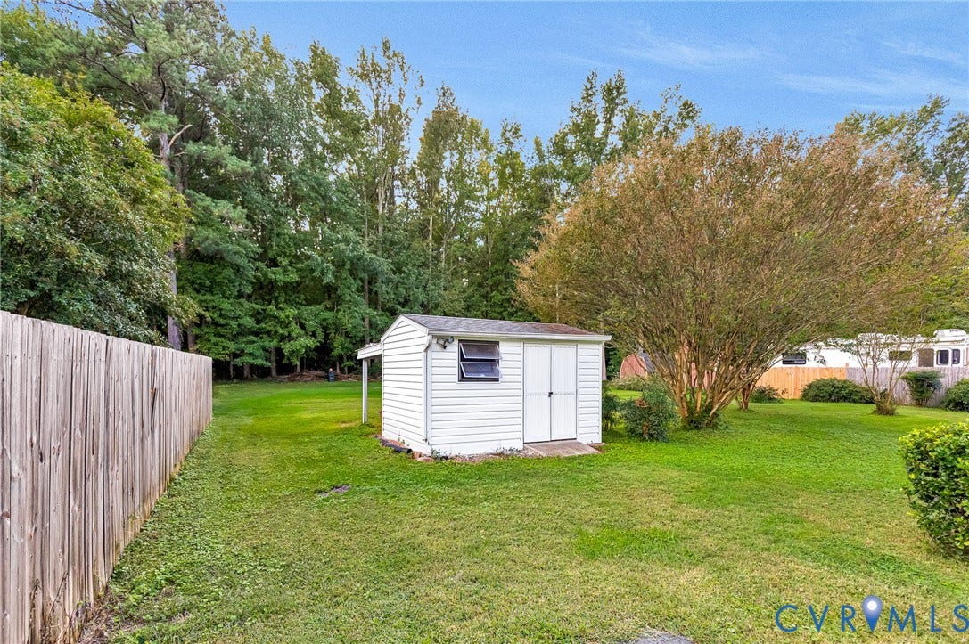 And yes, there is a shed with a "lean-to".