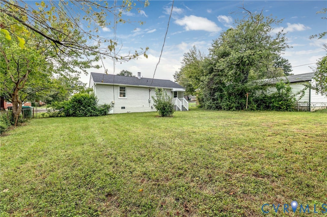 This yard can be anything you want it to be!!