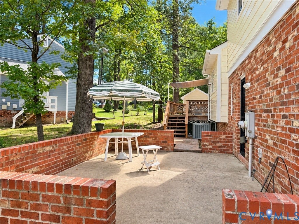 8636 Shadymist Drive, North Chesterfield, VA 23235 patio furniture conveys