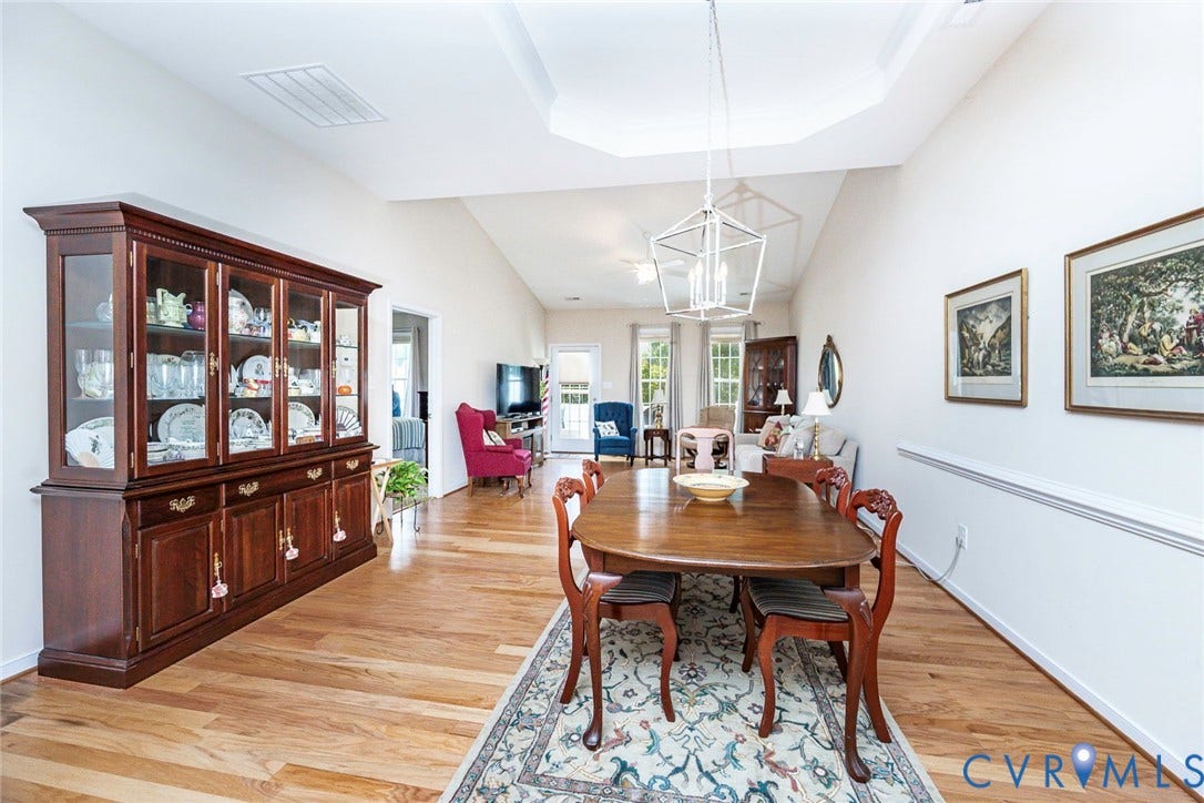 Dining area with trey ceiling