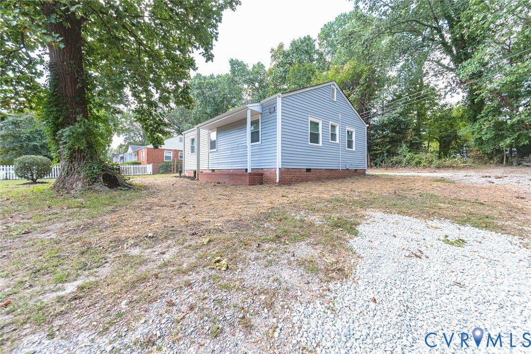 634 Fayette Avenue, Richmond, VA 23222 Vinyl siding exterior with a gravel driveway and mature trees
