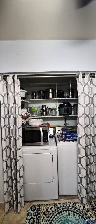 Integrated laundry appliances with upper shelving