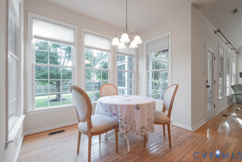 Large eat in area in kitchen