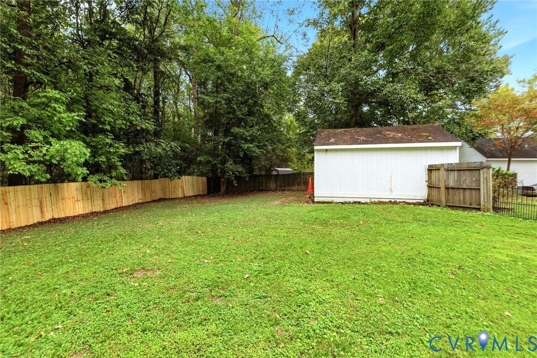 6723 Cherry Road, Woodhaven Shores, Quinton, VA 23141 Expansive lawn area with a new wood privacy fence