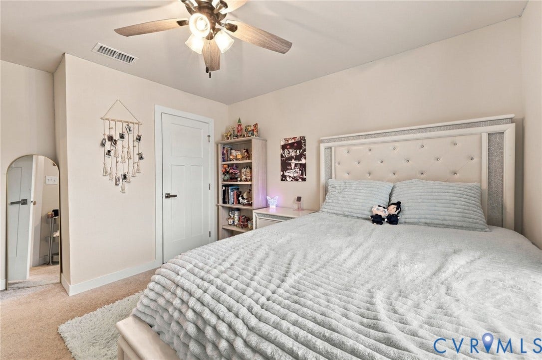 Neutral wall paint with carpet flooring