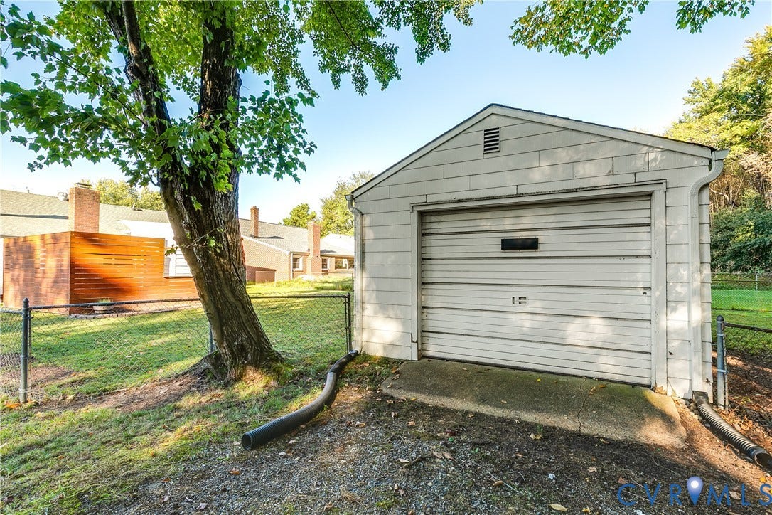 Detached 1-car garage