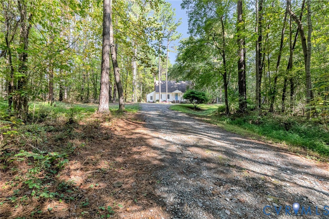 13086 Scotchtown Road, Scotchtown Area, Beaverdam, VA 23015 Driveway leading to home on private lot