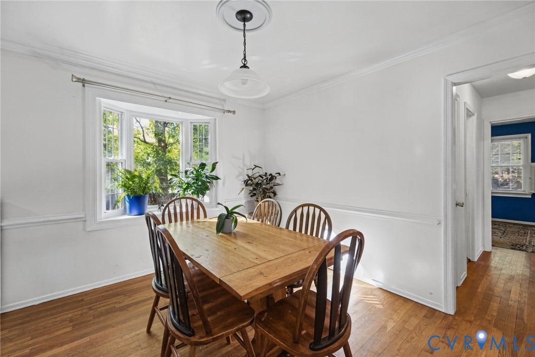 10301 Seacliff Lane, North Chesterfield, VA 23236 Beautiful Bay Window and shelving behind counter