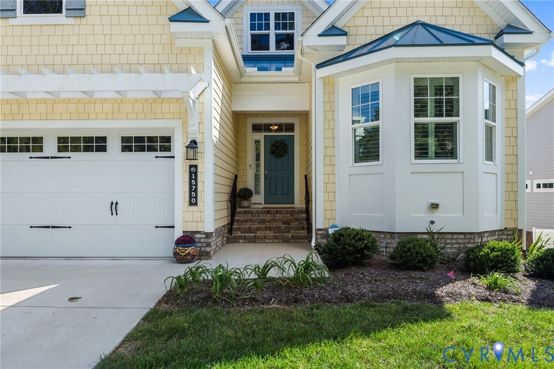 15750 Mosaic Creek Boulevard, Henrico, VA 23238 Yellow shake siding exterior with a bay window feature