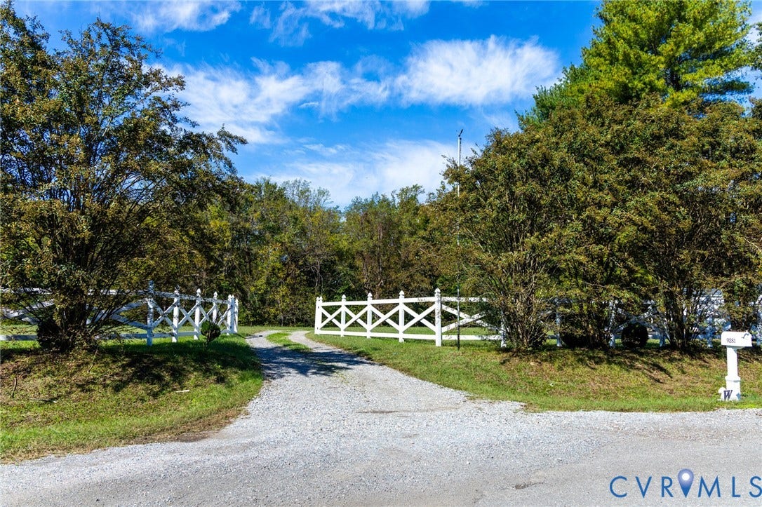 9281 Pamunkey Crest Dr, Hanover, VA 23111 Driveway entrance