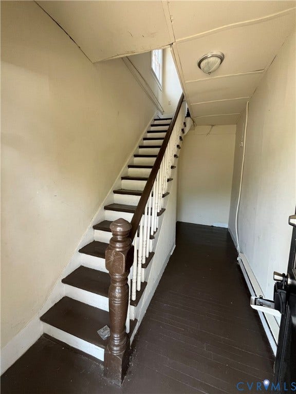 927 Farmer Street, Petersburg, VA 23803 Two-tone staircase with wood newel post and balusters