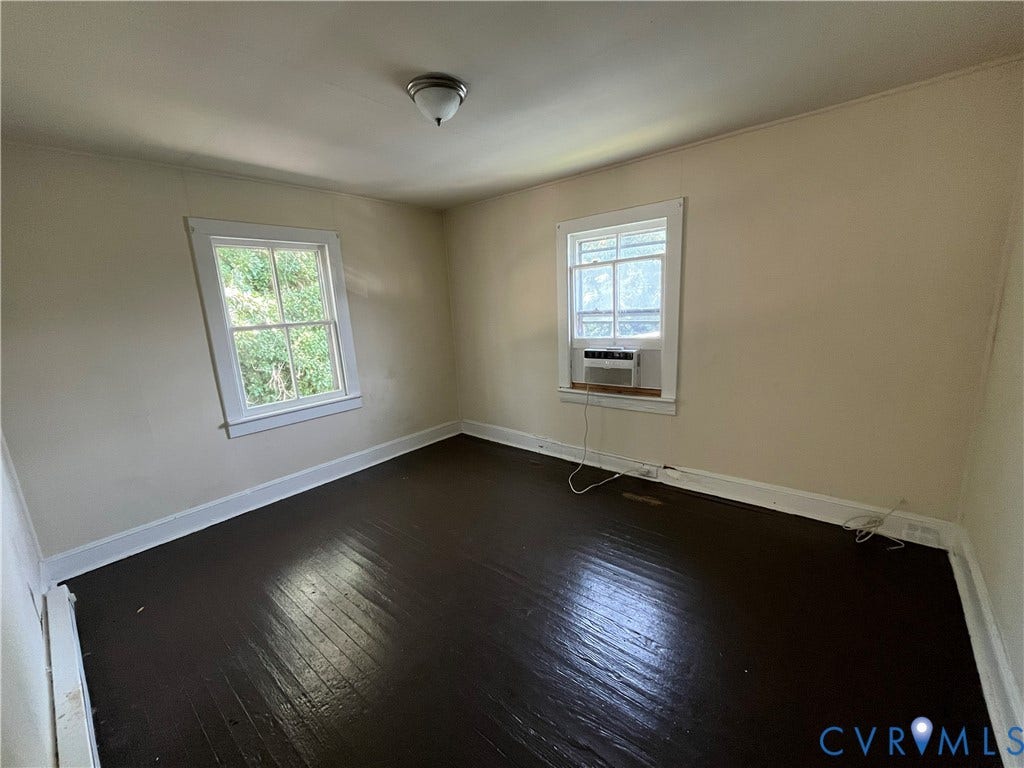 927 Farmer Street, Petersburg, VA 23803 Dark-finish wood flooring and light-painted walls