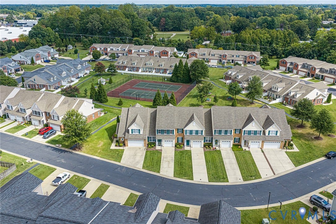 7728 Marshall Arch Drive, Liberty Trace, Mechanicsville, VA 23111 Community setting featuring multiple townhomes, mature trees, and a central tennis court