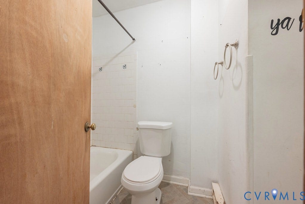 324 Lakewood Drive, Lakewood North, Petersburg, VA 23805 subway tile surround