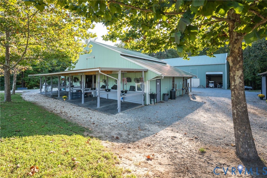 6-bay wash and grooming stalls with on-demand hot and cold water.