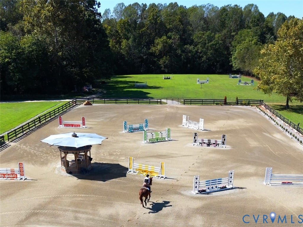 Jump in and out of the main ring to the derby field and cross country field.