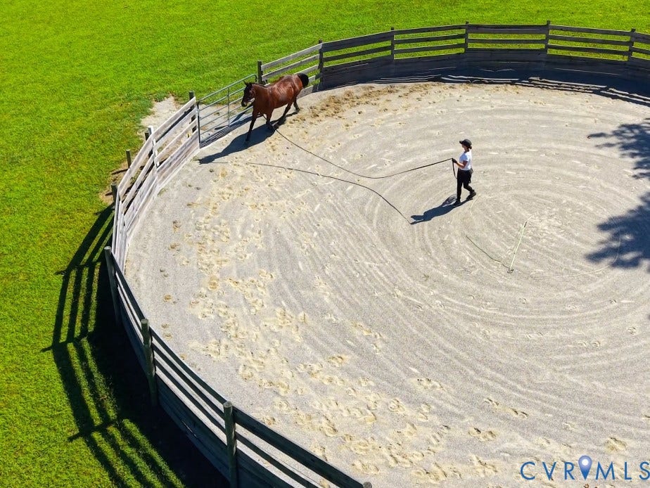 Round pen with all-weather footing