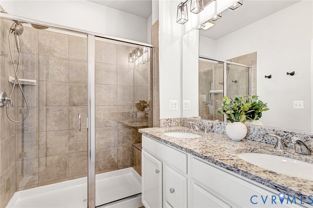 Dual vanity with undermount sinks and granite countertops