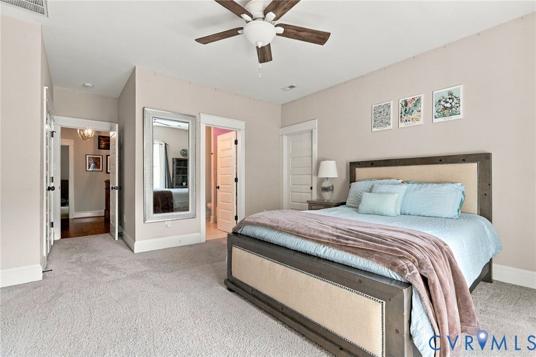 Bedroom with full en-suite bathroom and walk-in closet
